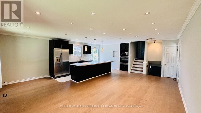 Photo - 2255 Urwin Crescent