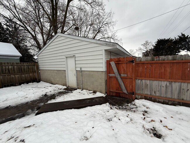 Photo - 2 Bed, 1 Bath Single-Family Home Close to Downtown!