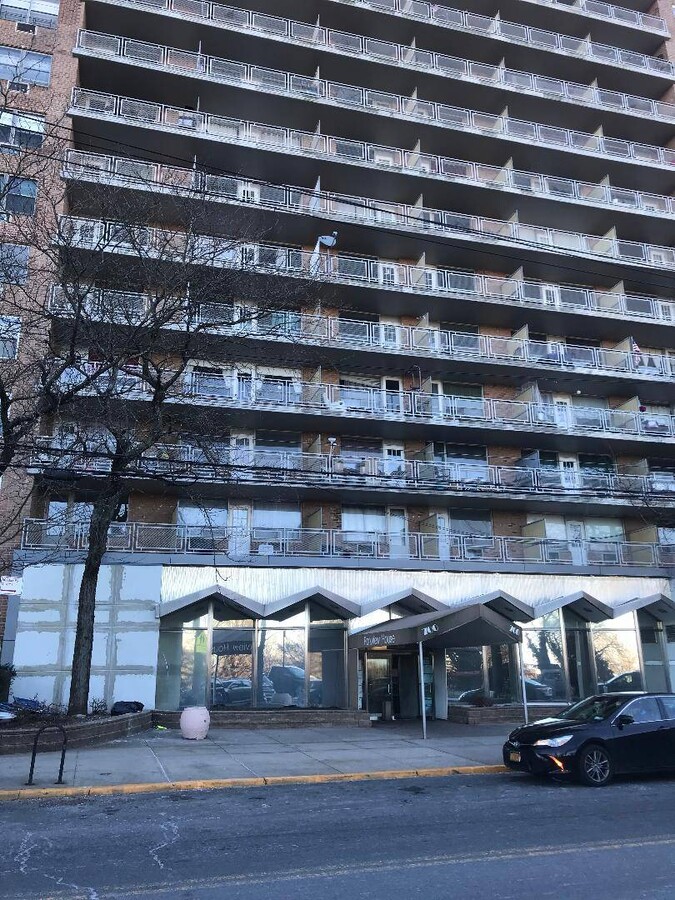 Photo - 700 Victory Blvd