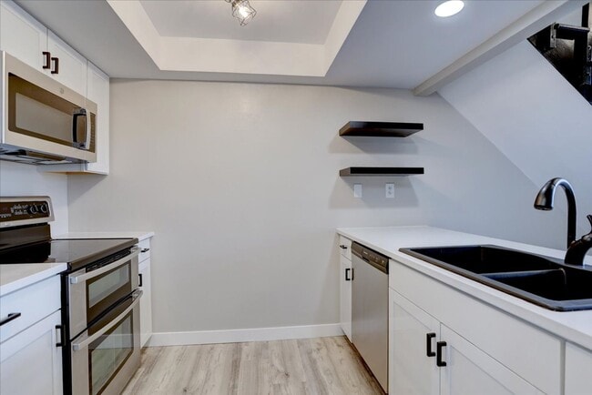 Photo - Stunning Top-Floor End Unit with Vaulted C...