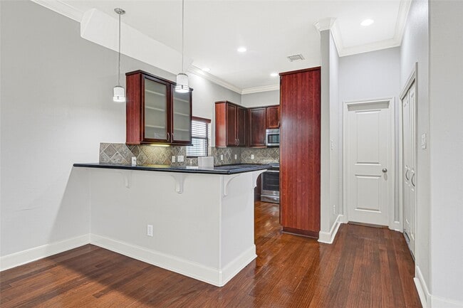 Building Photo - 1409 St Emanuel St