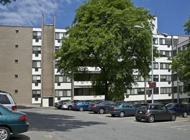 Building Photo - GREAT Studio! Right on Green Line. Laundry in building, roof deck, great view!