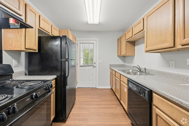 2BR, 1BA - 817SF - Kitchen
