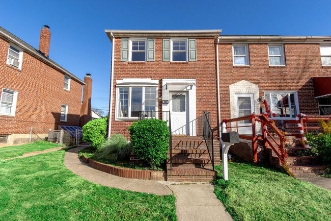 Building Photo - Renovated 3 Bed / 1.5 Bath in Essex | Parking Pad | Available 1/19/2026