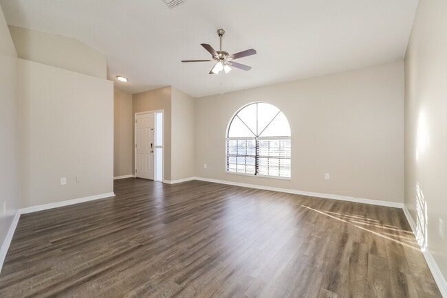 Photo - 8823 Gum Tree Ave