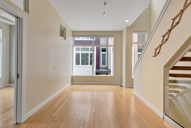 Photo - 1561 E 118th St