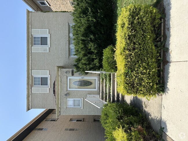 Building Photo - 1644 Clarence Ave Rental