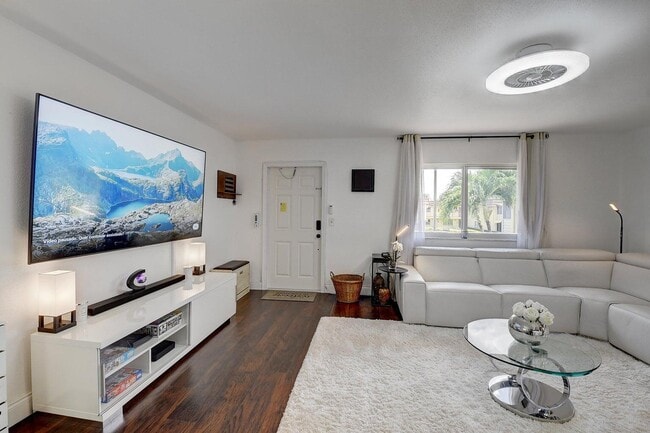 Photo - 123 Saxony Ln