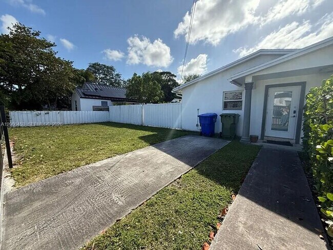 Building Photo - 100 NW 45th St Unit 1