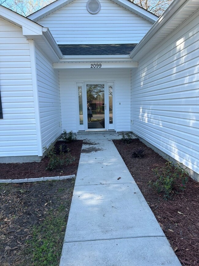 Building Photo - 2099 Oak St