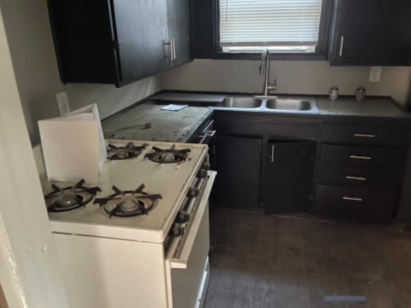 Photo - 823 E 9th St