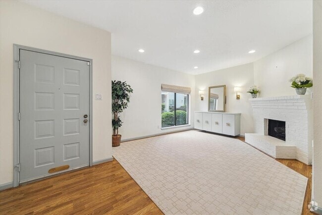 Building Photo - 1330 Augusta Dr Unit 6 Rental