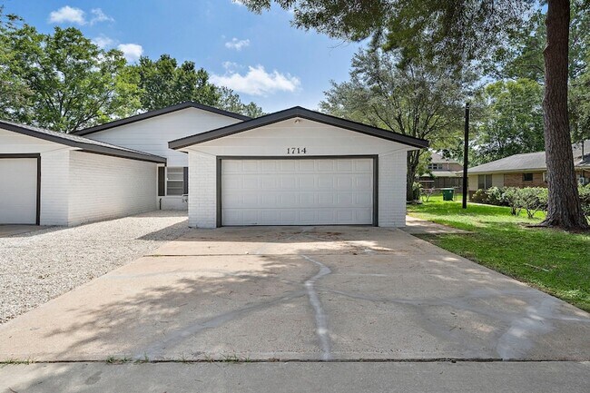 Photo - 1714 Huge Oaks St