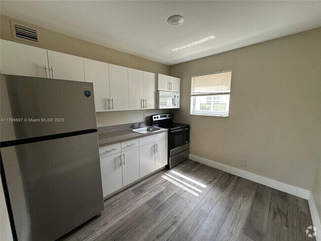 Building Photo - 260 SW 8th St Unit 9 Rental