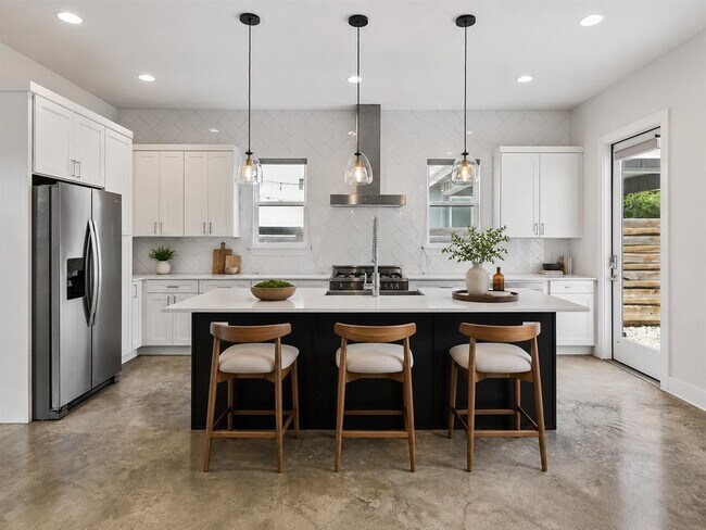 Photo - 610 W 33rd St