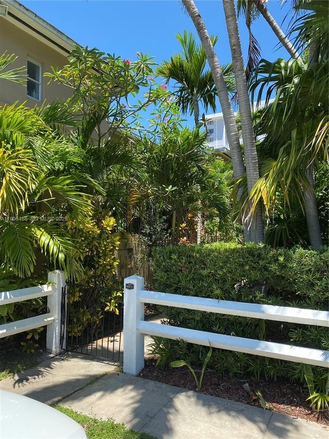 Building Photo - 40 Almeria Ave Unit 16