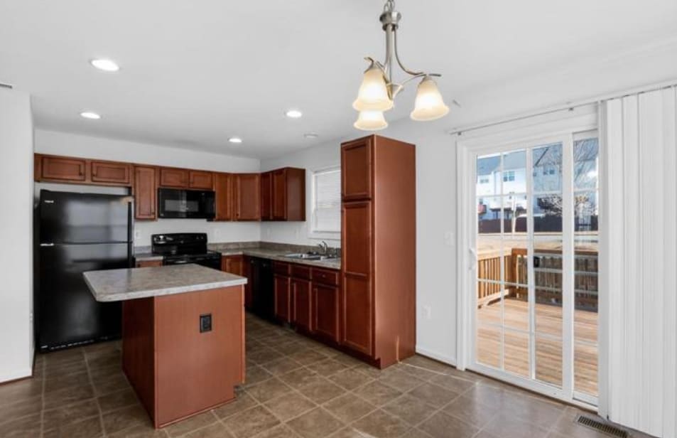 Photo - 211 Dundee Pl