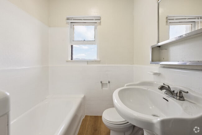 Studio - 455SF - Bathroom