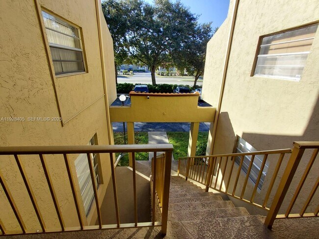11101 Royal Palm Blvd Unidad 208