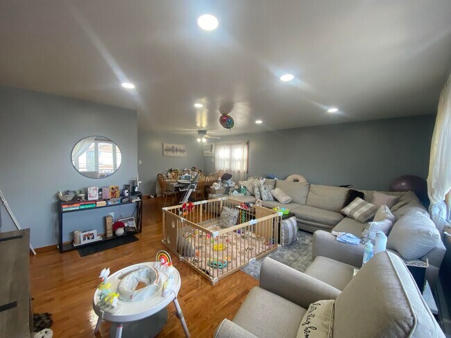 Photo - 160 W 18th St Unit 2