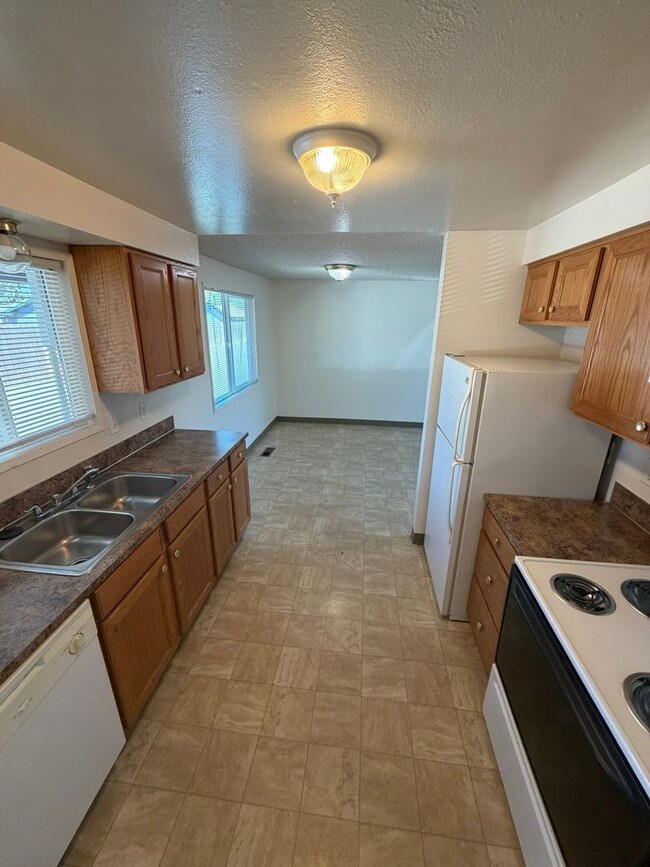 Building Photo - 2523 Pine Ln SE Unit 2531