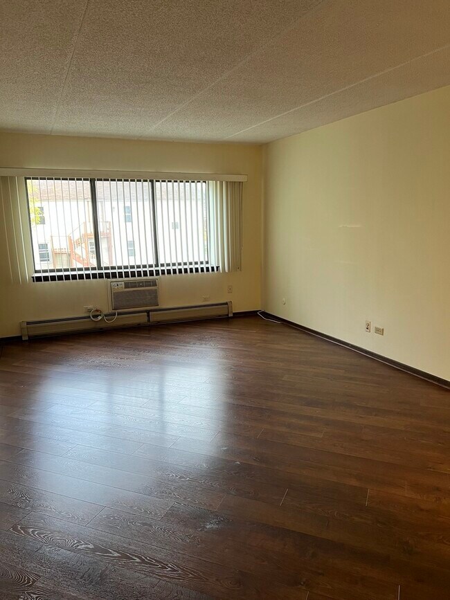 Photo - 835 Pearson St