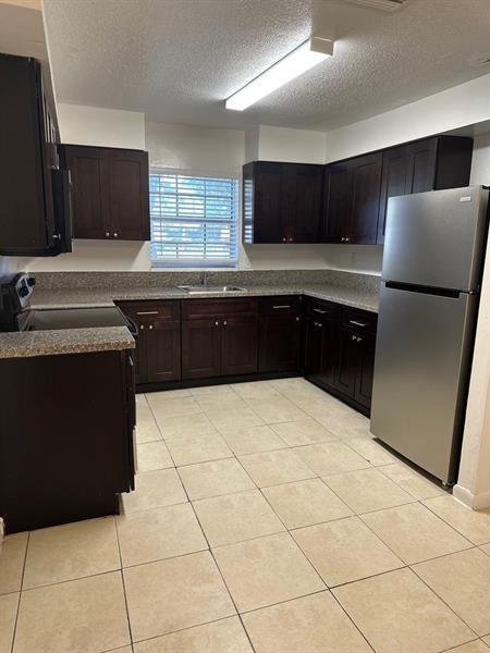 Building Photo - 3800 Riverside Dr Unit 3