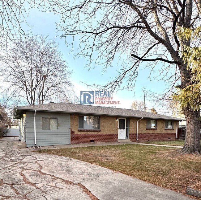 Photo - 865 Balsam St