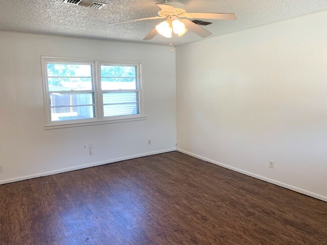 Photo - Pre-Leasing 3 Bed 1 Bath