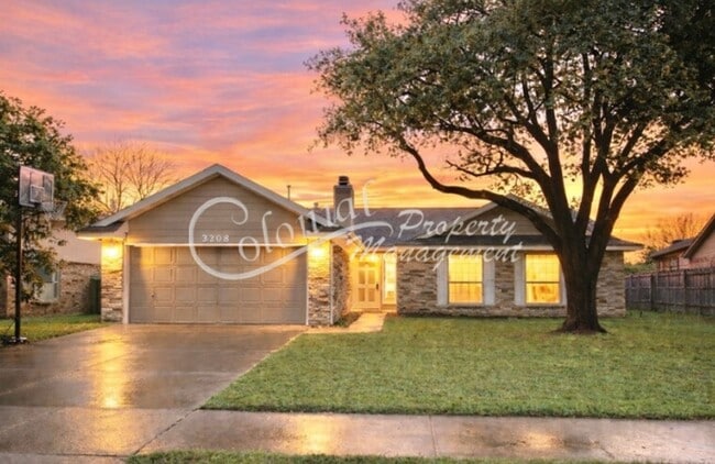 Building Photo - AVAILABLE NOW!