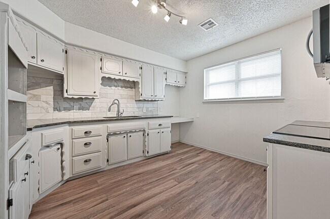 Photo - 2445 SW Binkley St