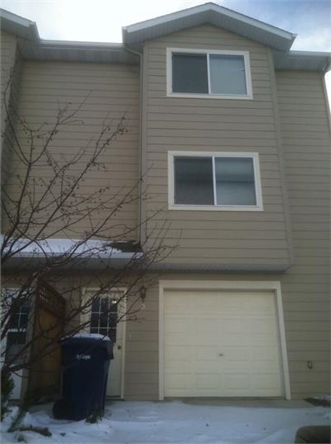Building Photo - Updated 2 Bedroom Townhome Unit K