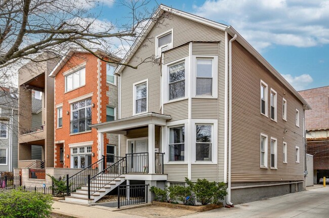Building Photo - 1718 W Roscoe St