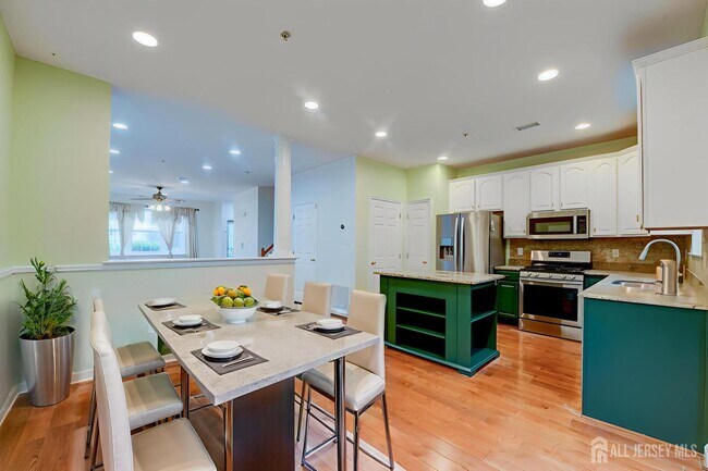 Photo - 609 Blossom Cir