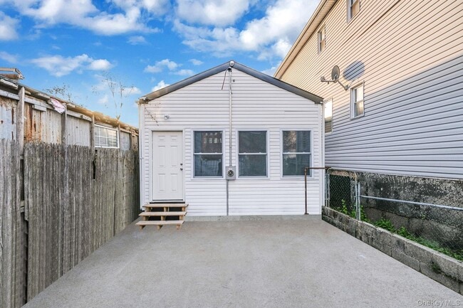 Building Photo - 224 Amber St