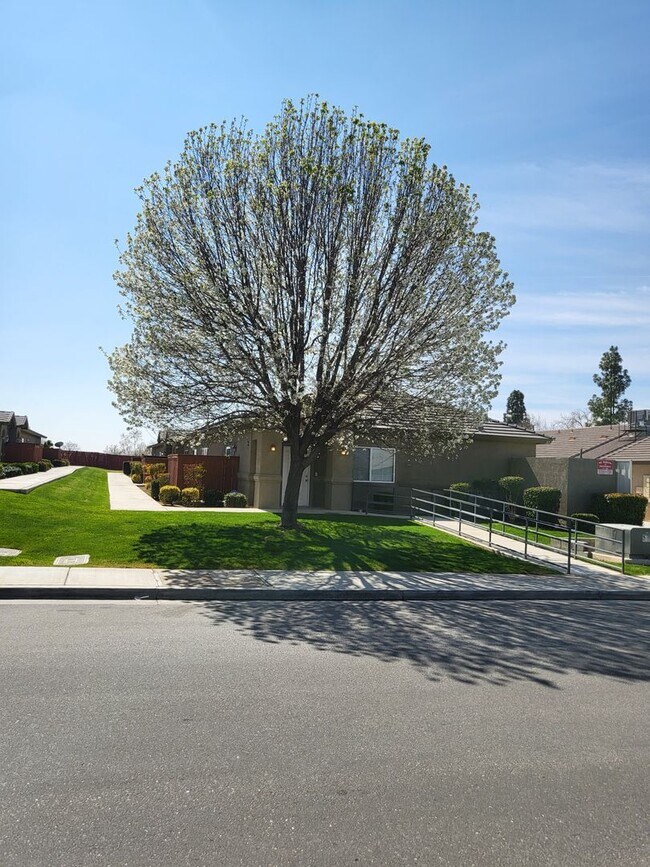 Building Photo - 717 Meadow Grove Ct Unit D