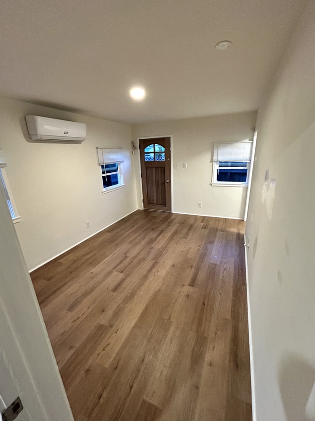 Photo - 724 Crestmoore Pl