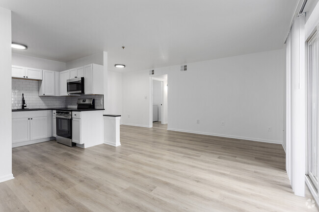 Bright Entertainment Room - Shawnee Station Rental