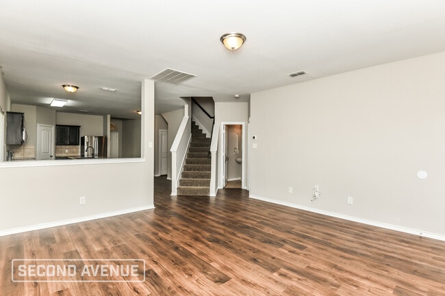 Photo - 636 Cameron Wy