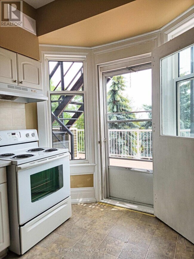 Photo - 1110 Simcoe St S Unit Upper #2