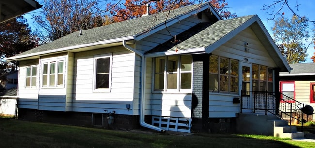 Building Photo - 2 Bedroom Home with hard surface flooring!