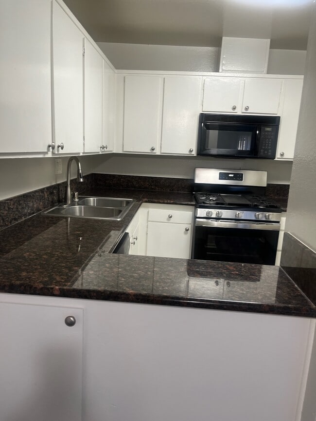 Building Photo - 11110 Moorpark St Rental