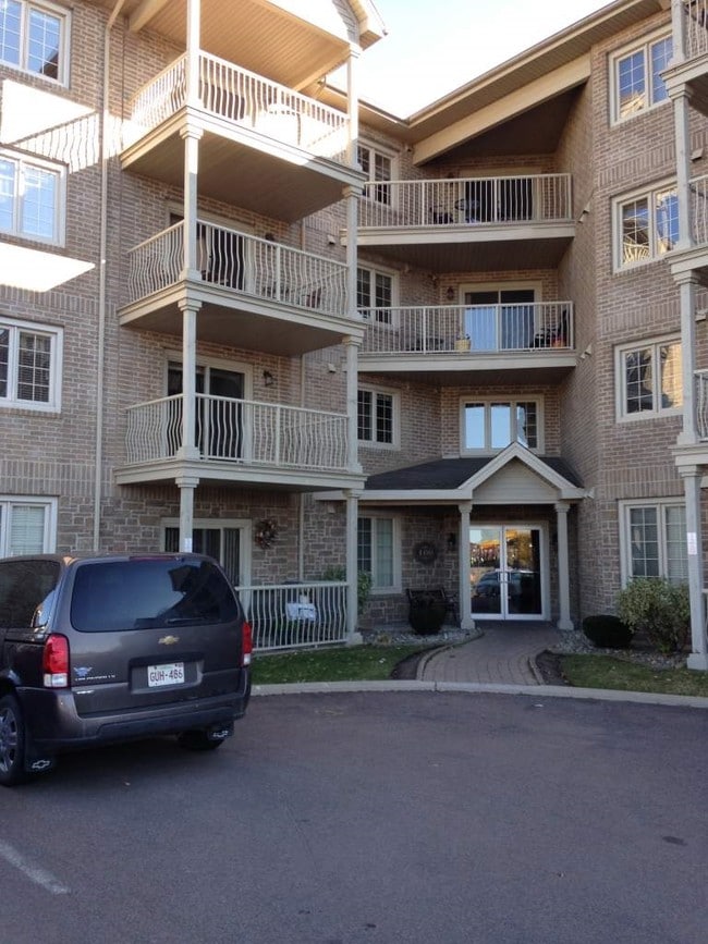 Building Photo - 100 Marche