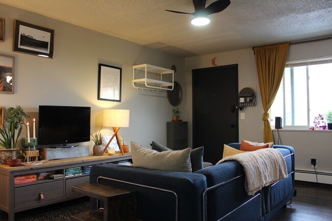 Building Photo - 1275 Winona Ct Unit E