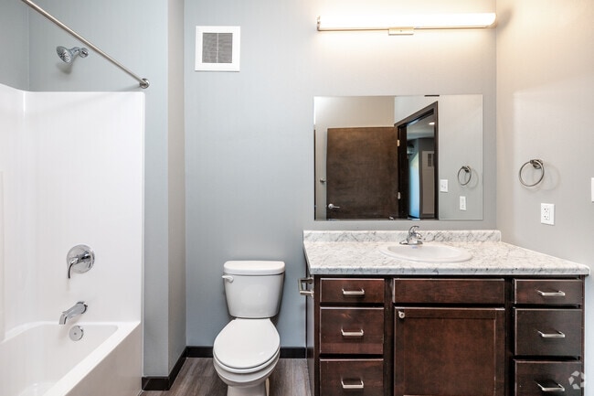 1 Bedroom 1 Bathroom - 672 SF - Bathroom