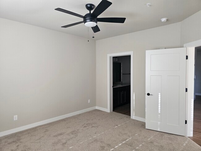 Photo - 880 N Main Apartments