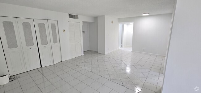 Building Photo - 16919 N Bay Rd Unit 421 Rental