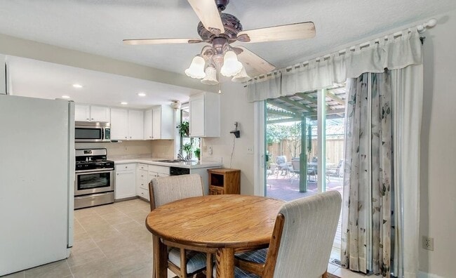 Photo - Charming Tualatin home on corner lot!