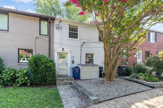 Available Now! 3 Bed 2 Bath House Near the... - Available Now! 3 Bed 2 Bath House Near the...