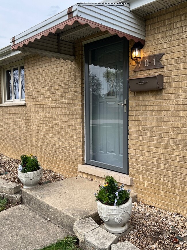 Front Entrance - 701 N Craig Pl